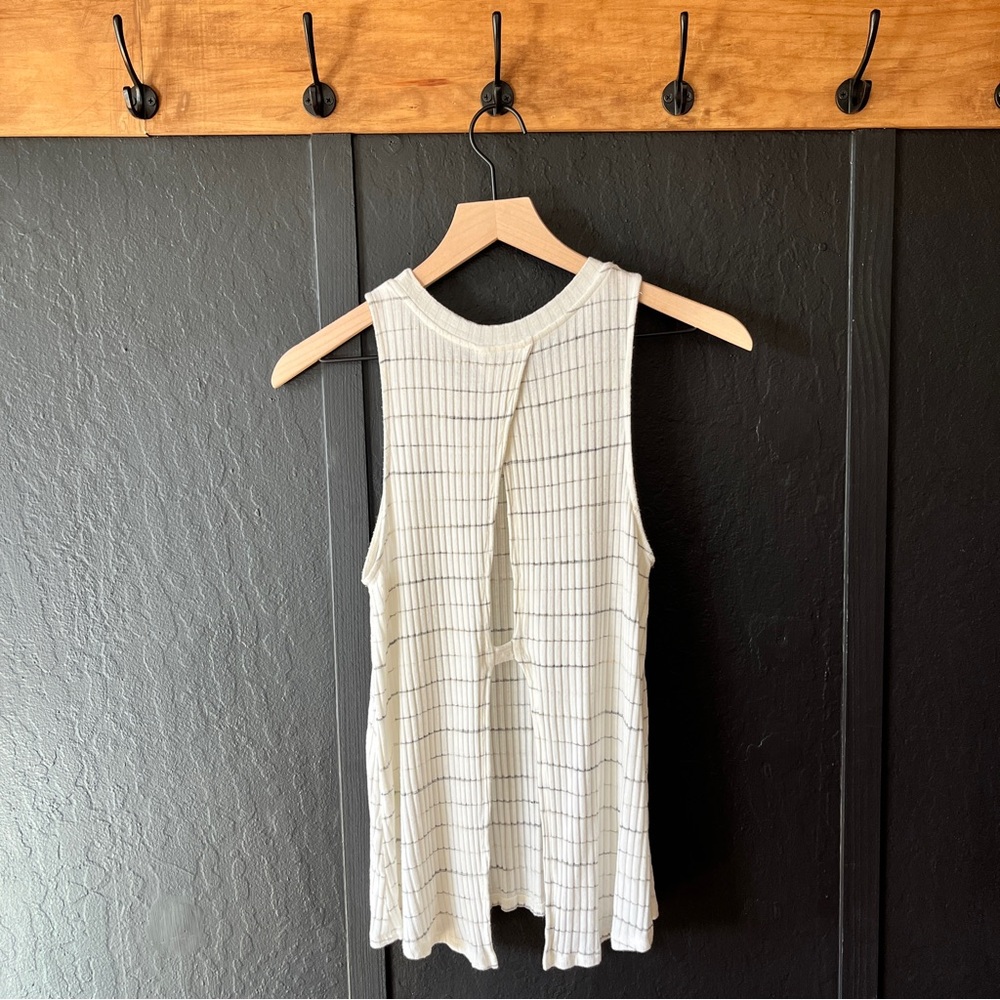 Lush Ribbed Striped Open Back Tank Top - Picture 4 of 10